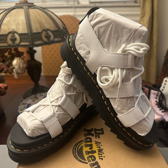 ❤️ Dr. Martens White Nartilla Hydro Leather Sandals - Picture 5 of 10